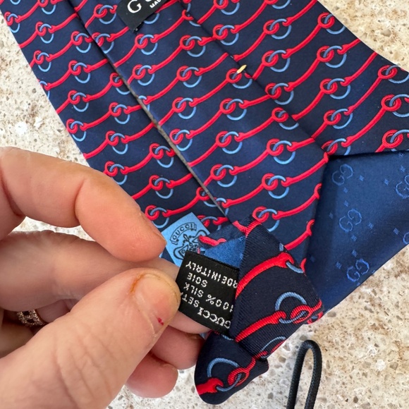 GUCCI MEN'S GG LOGO NAVY BLUE WITH RED DESIGN TIE BRAND NEW WIDEST 3" 10 - Picture 4 of 4